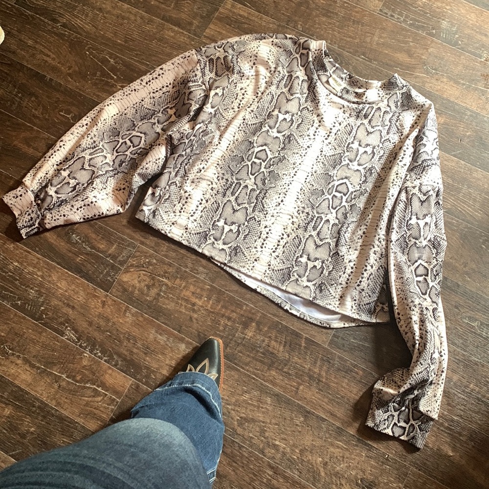 Cropped long sleeve shirt